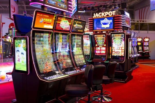 borneo189 app home screen showing sportsbook and live-dealer options